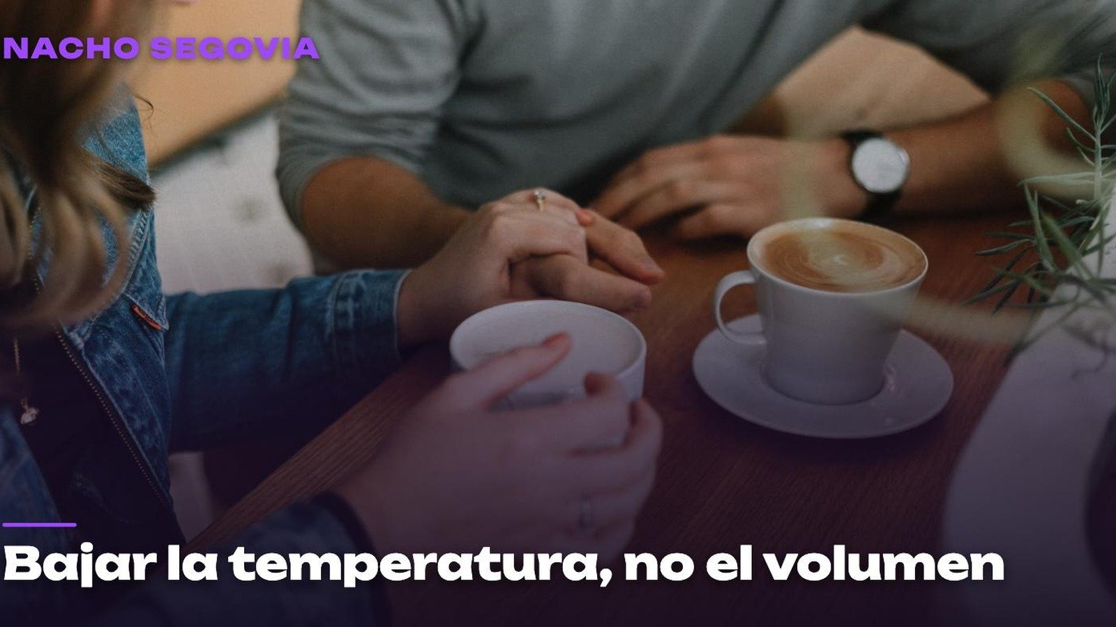 Dos tazas de café humeante sobre una mesa entre dos personas conversando, ambiente cálido y tranquilo, imagen del artículo de Nacho Segovia