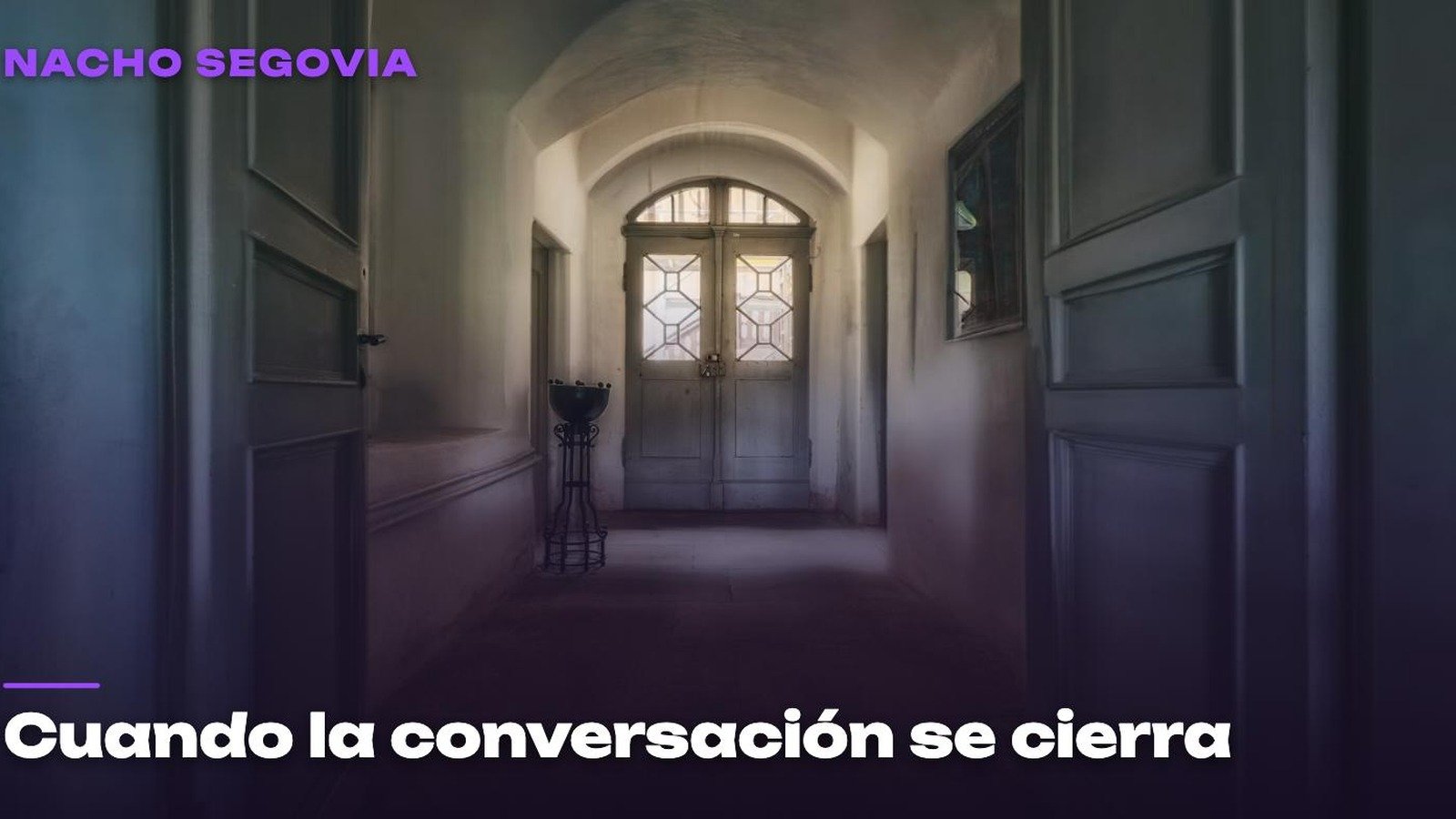 Una puerta entreabierta con luz cálida filtrándose hacia un pasillo oscuro, imagen del artículo de Nacho Segovia