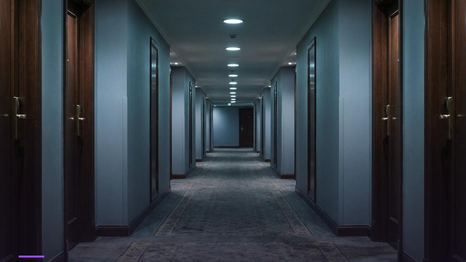 Cuando todo se siente igual - pasillo de hotel con puertas idénticas en fila, imagen del artículo de Nacho Segovia