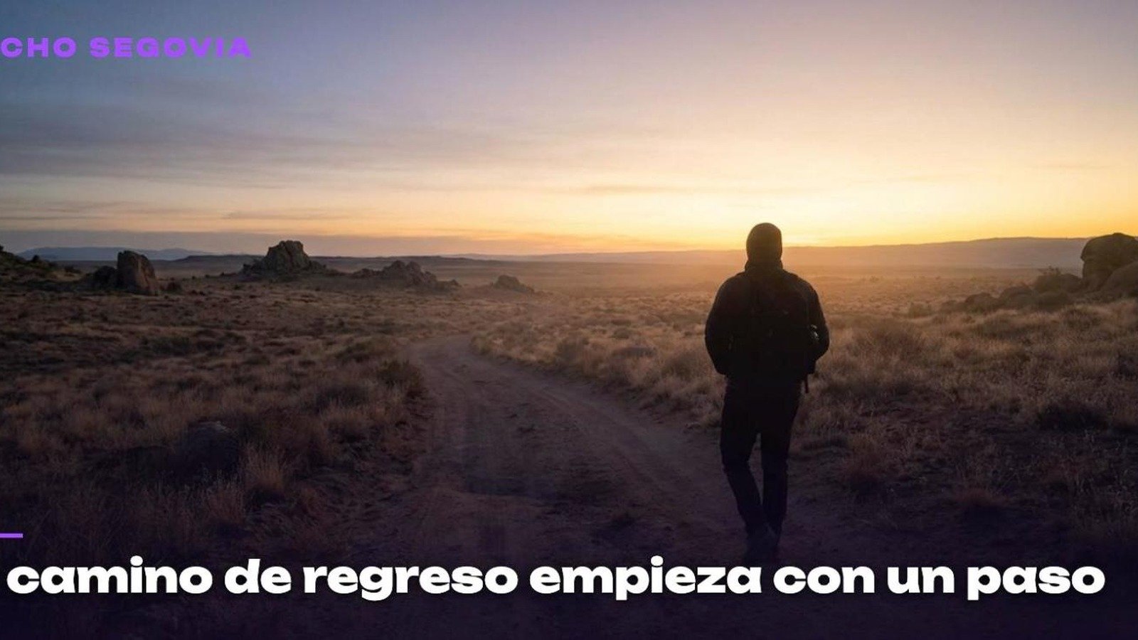 Una persona camina por un camino de tierra hacia una luz distante en el horizonte al amanecer, imagen del artículo de Nacho Segovia