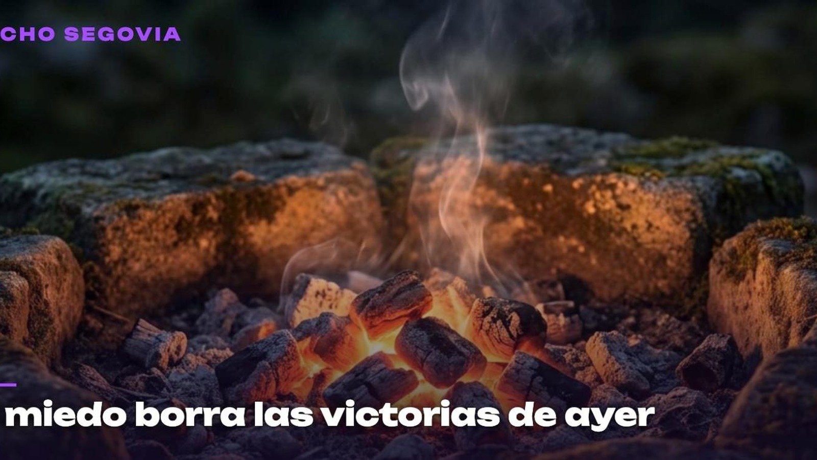 Brasas encendidas y humo elevándose desde un altar de piedra apagándose de noche, imagen del artículo de Nacho Segovia