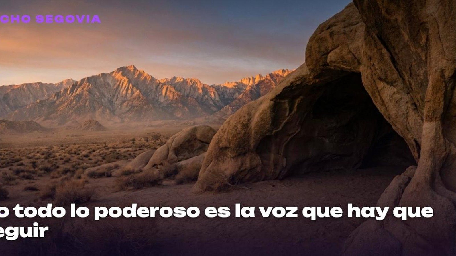 Entrada de una cueva en el desierto al amanecer, con la primera luz suave sobre montañas distantes, imagen del artículo de Nacho Segovia