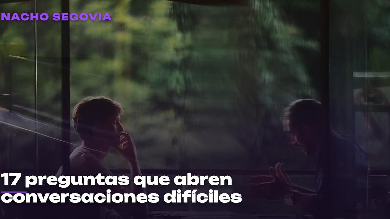 Dos personas conversando cara a cara en una mesa de madera, luz cálida de atardecer, imagen del artículo de Nacho Segovia