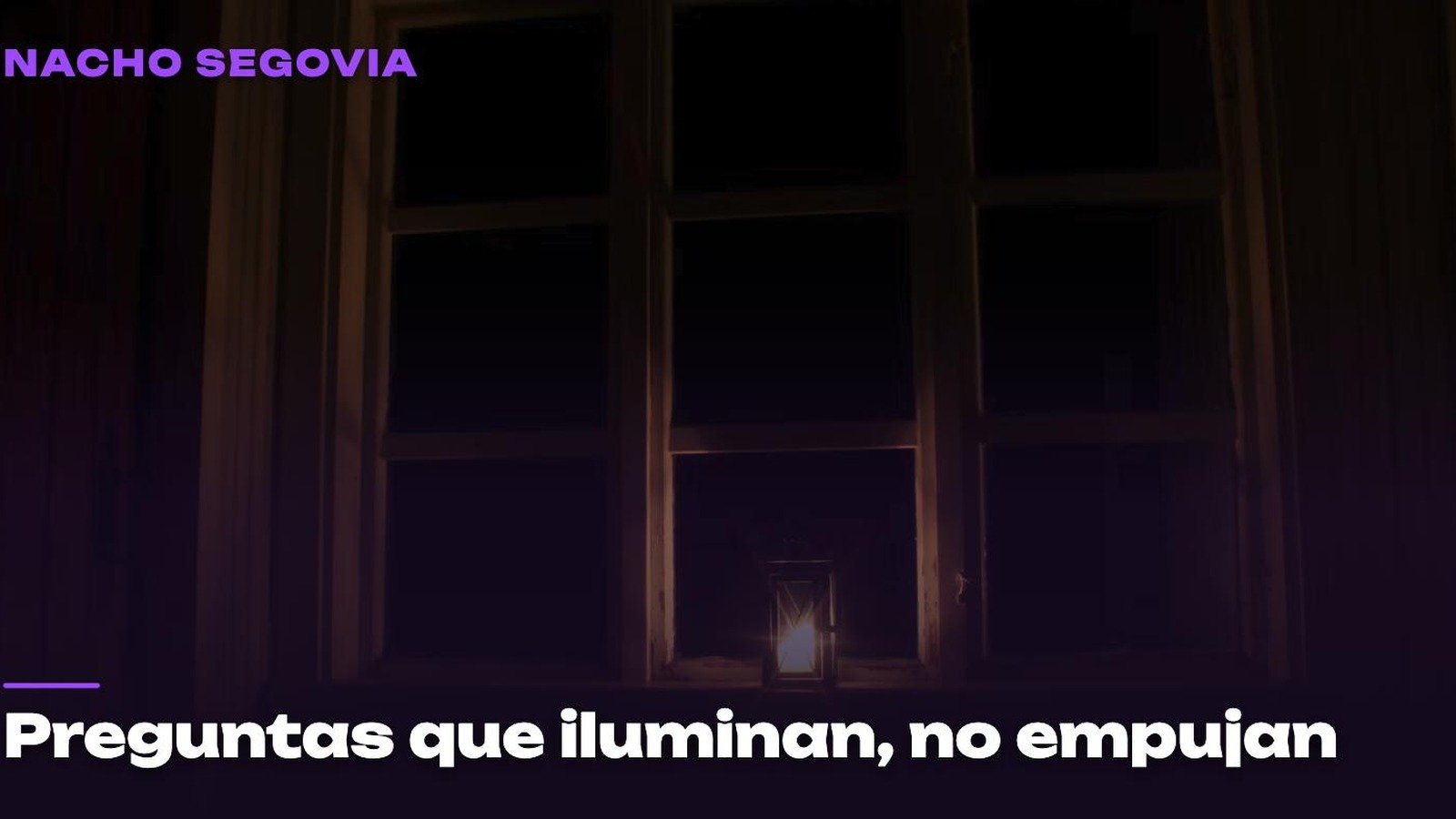 Una vela encendida sobre una mesa junto a una ventana al anochecer, luz cálida y ambiente sereno, imagen del artículo de Nacho Segovia